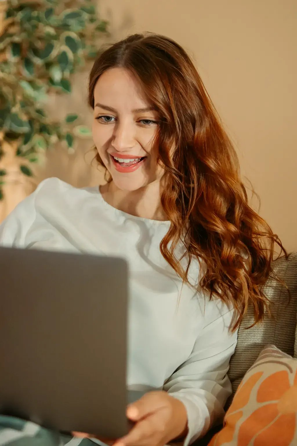 Femme souriante devant son ordinateur