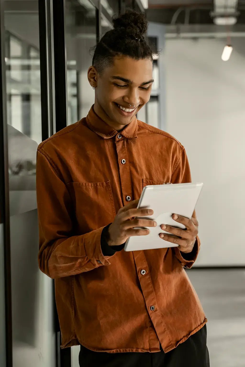 Homme adossé consultant sa tablette