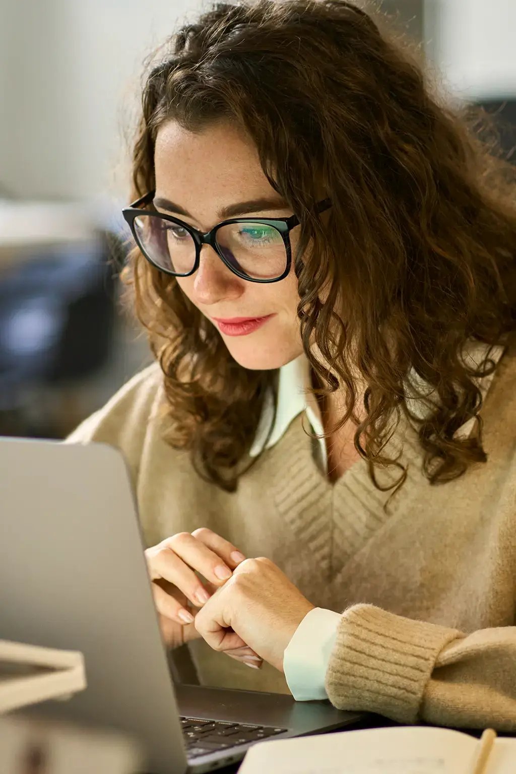 Femme consultant son ordinateur