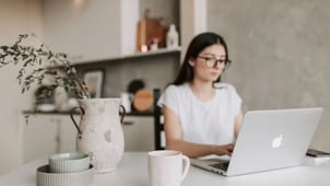 Créer son entreprise chez soi : le guide complet pour se lancer (2025)